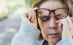 Tại sao cần tránh chạm tay lên mặt và làm sao bỏ thói quen này?