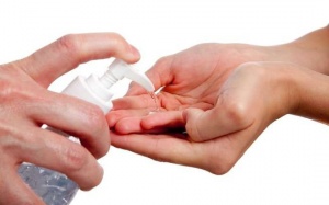 Da tay bị khô và bong tróc do dùng nước rửa tay sát khuẩn quá nhiều