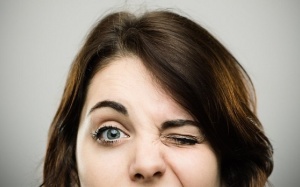 Những nguyên nhân khiến bạn thường xuyên bị nháy mắt