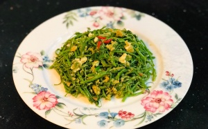 Tối nay ăn gì: Rau bò khai xào trứng bạn đã thử chưa?