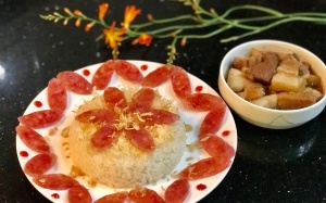 Tối nay ăn gì: Xôi ruốc lạp xưởng ăn kèm salad rau củ