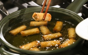 Cẩn thận với loại dầu ăn bạn đang dùng để chiên rán