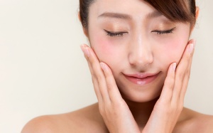 Dùng Azacné trị mụn trứng cá có bị khô da không?