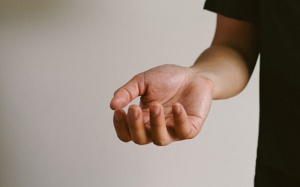 Nguyên nhân và cách điều trị co giật ngón tay