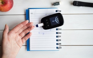 Mắc đái tháo đường, làm sao ổn định đường huyết khi phải hạn chế ra ngoài?