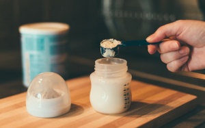 Sữa non là gì? Ưu, nhược điểm của sữa non mẹ cần nắm chắc 