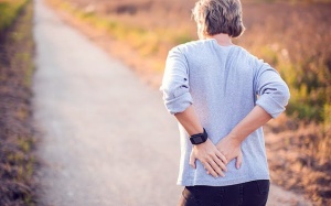 Đau hông do viêm dây chằng, tôi có thể dùng giảm đau thảo dược Bách Thống Vương không?