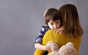 Run tay ở trẻ em: Nguyên nhân và cách điều trị 