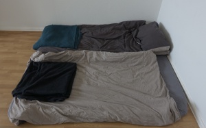 Bị thoát vị đĩa đệm có nên nằm trên sàn nhà cứng không?