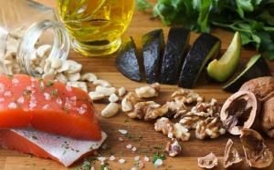 Người bị vảy nến nên kiêng ăn gì?