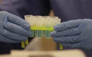 FDA lần đầu cấp phép xét nghiệm nước bọt để chẩn đoán Covid-19