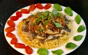 Tối nay ăn gì: Mì xào gà nấm giòn thơm