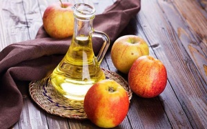 4 lợi ích của việc ngâm chân với giấm táo