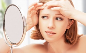 Mụn trứng cá trên trán: Những nguyên nhân phổ biến gây mụn và các cách phòng ngừa