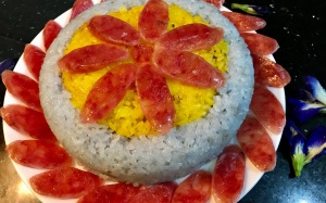 Tối nay ăn gì: Xôi hoa đậu biếc với lạp xưởng