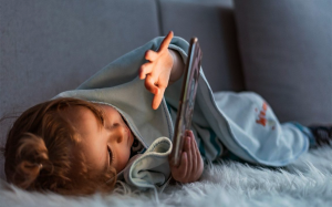 Nghiên cứu mới nhất từ Mỹ: Trẻ thường xuyên thức khuya sau 9h tối có nguy cơ béo phì cao