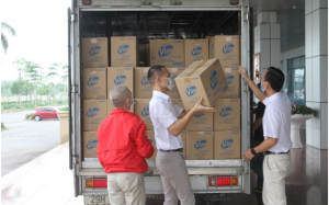 Hàng tài trợ của Unilever đến với hàng trăm điểm tuyến đầu chống dịch Covid-19