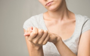 Cách điều trị run vô căn ở người trẻ, run cả người và khó giữ thăng bằng