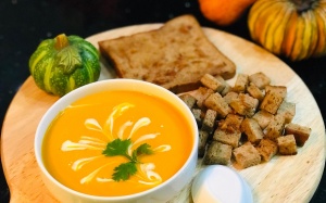 Tối nay ăn gì: Súp bí đỏ kem tươi thơm ngon và bổ dưỡng