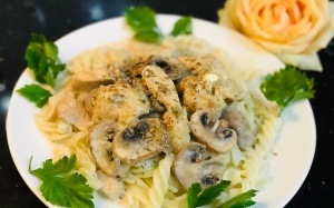 Tối nay ăn gì: Mì nui sốt kem gà nấm