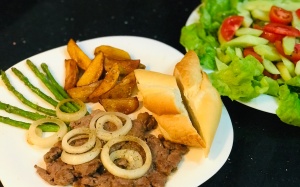 Tối nay ăn gì: Làm bít tết bò mềm ngon cho cả nhà