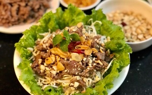 Tối nay ăn gì: Giảm nhiệt ngày Hè với bún bò Nam bộ