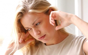 Bị ù tai, nghe tiếng rè rè trong tai có chữa được không?