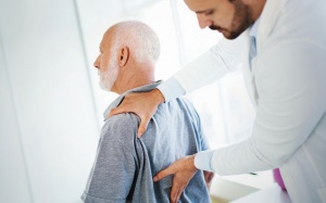 Giảm đau lưng tại nhà bằng cách nào?