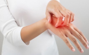 Cách làm dịu vết muỗi đốt, ong đốt gây ngứa ngáy, khó chịu 