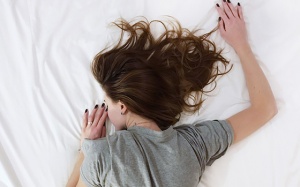Tim đập nhanh khi nằm là bị làm sao? Có nguy hiểm không?