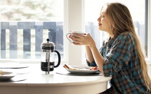 Uống trà, cà phê ngay khi thức dậy có thể gây nhiều tác hại tiềm ẩn