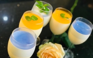 Tối nay ăn gì: Mẹ đảm làm mousse cam sữa chua, hoa đậu biếc