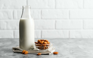 Cách tự làm sữa hạnh nhân cho người không dung nạp lactose