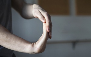 7 bài tập giúp giảm run tay cho người bệnh Parkinson