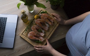 Phụ nữ mang thai có thể ăn cá hồi hun khói?