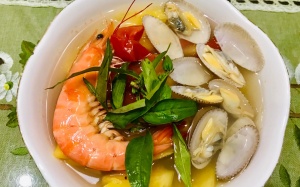 Tối nay ăn gì: Thử canh hải sản nấu nước dừa tươi nhé!