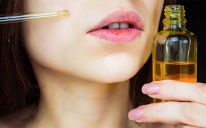 Xóa nếp nhăn, chống lão hóa da bằng tinh dầu trầm hương