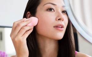 Da nhiều mụn đầu đen, đầu trắng nên trang điểm thế nào?