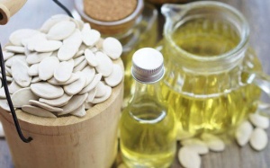 Trị mụn trứng cá bằng dầu hạt bí ngô có an toàn?