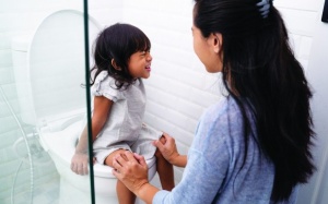 Cha mẹ cần phải làm gì nếu con hay bị táo bón? 