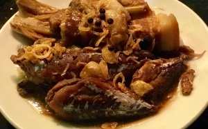 Tối nay ăn gì: Cá nục một nắng kho thịt