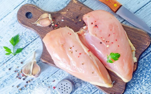 Tối nay ăn gì: Trộn salad thịt gà cho hè bớt nóng