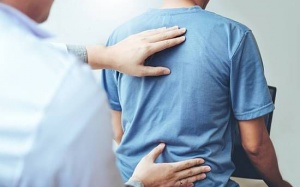 Đau lưng lan xuống mông cảnh báo bệnh gì?