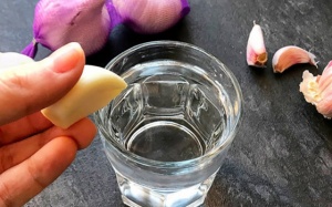 Sở hữu “vòng eo con kiến” nhờ uống nước tỏi đúng cách