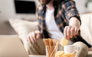 Hạn chế ăn vặt không kiểm soát bằng cách ăn đúng giờ