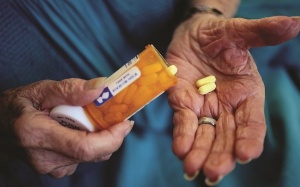 Bị Parkinson, tay run mạnh, chân yếu tăng liều Levodopa được không?