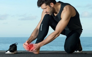 Tê chân ở nam giới có thể là dấu hiệu bệnh lý