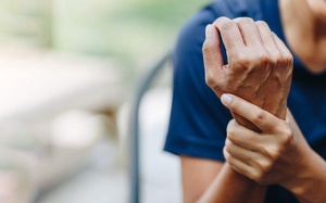 Tại sao bạn bị run tay và có những cách nào để điều trị?