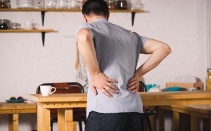 Bị đau thắt lưng kéo dài, phải làm sao?