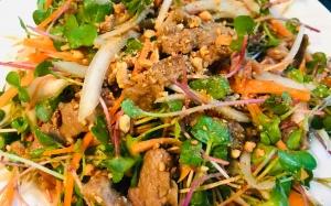 Tối nay ăn gì: Salad rau mầm củ cải đỏ trộn thịt bò